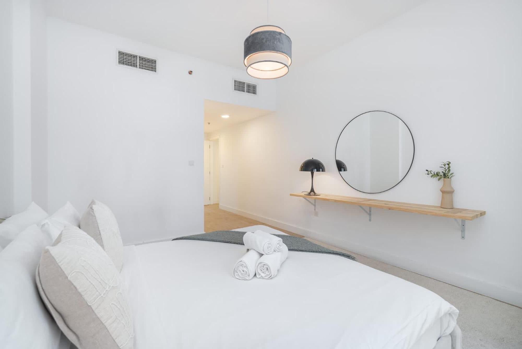 Stylish And Spacious In Vibrant Jvc, Apartment *