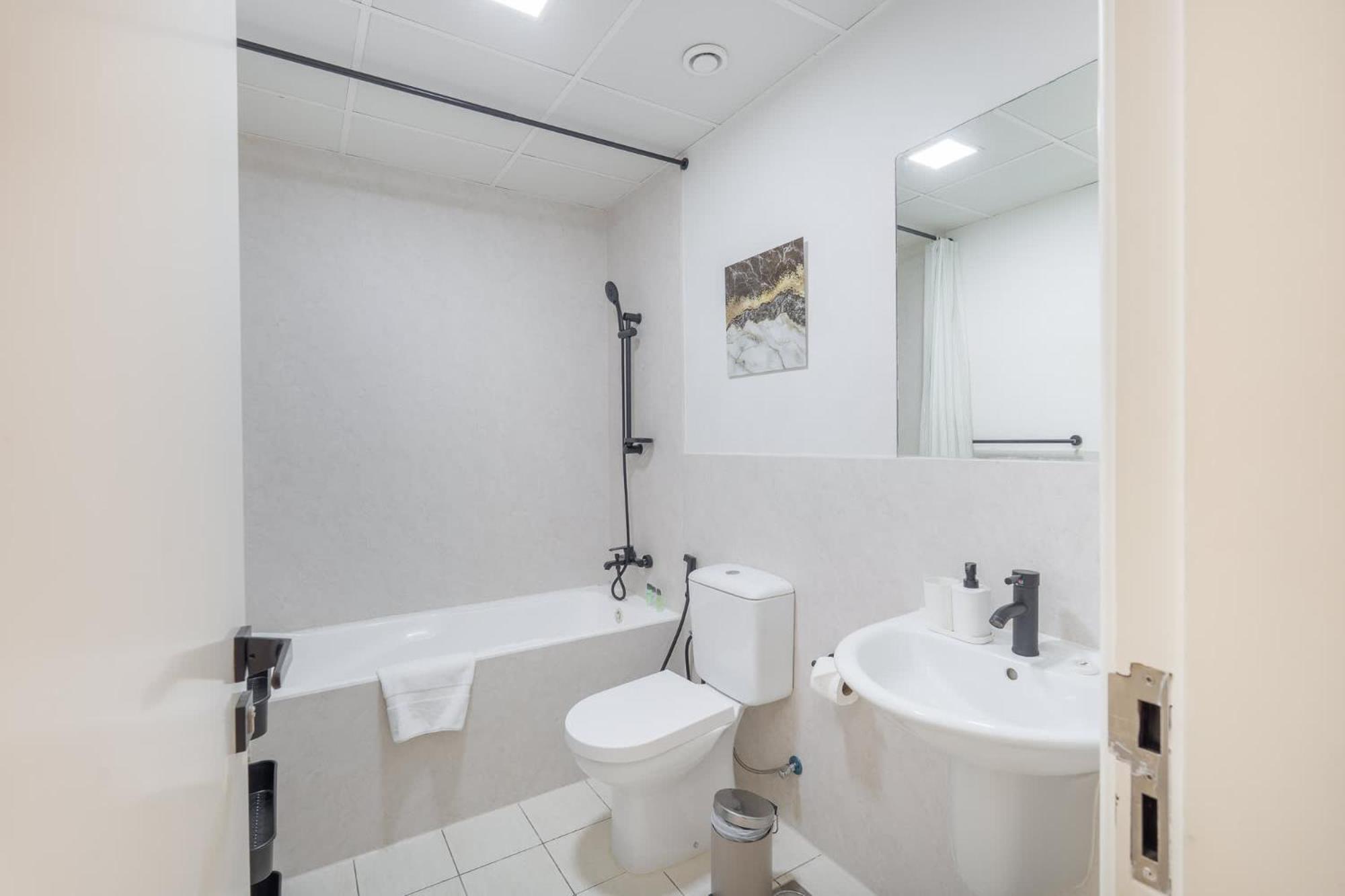 Stylish And Spacious In Vibrant Jvc, Apartment