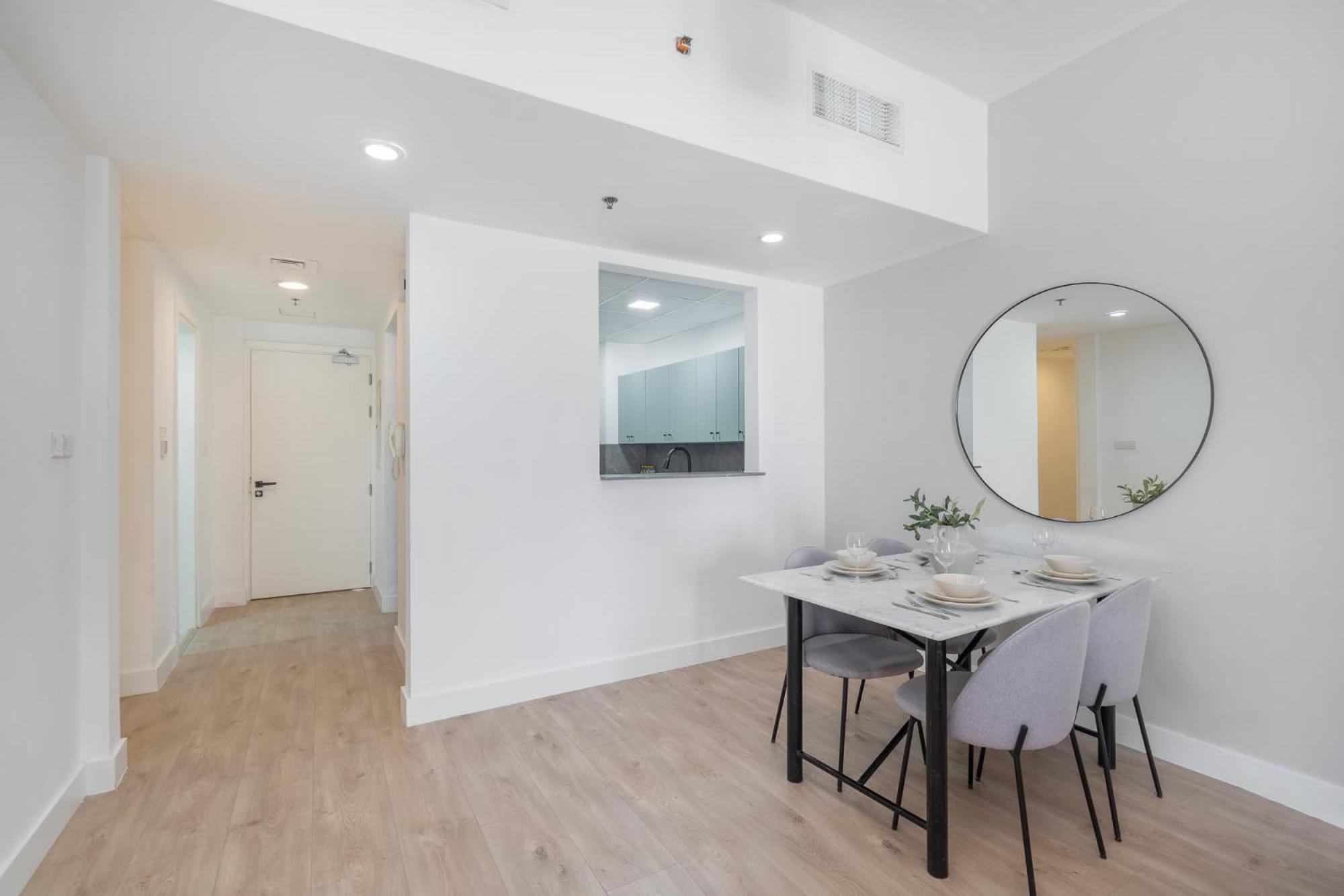 Stylish And Spacious In Vibrant Jvc, Apartment *