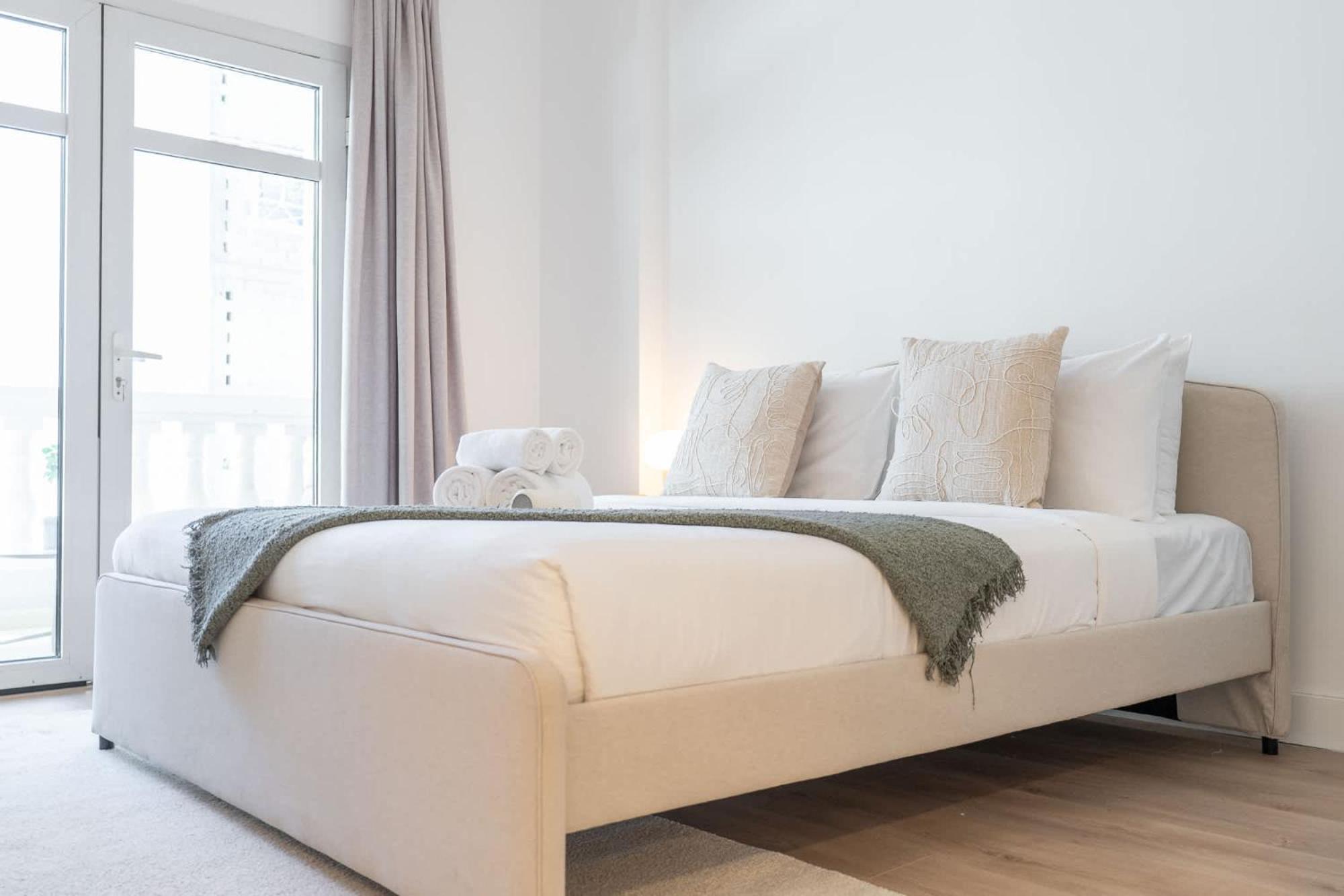 Stylish And Spacious In Vibrant Jvc, Apartment