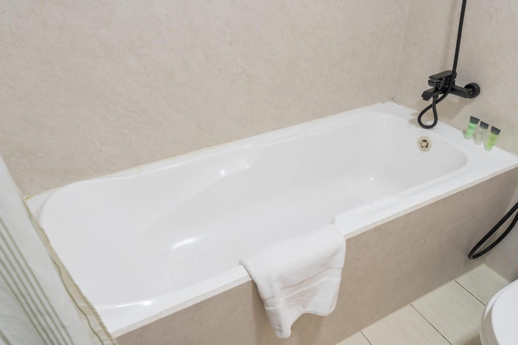 Stylish And Spacious In Vibrant Jvc, *