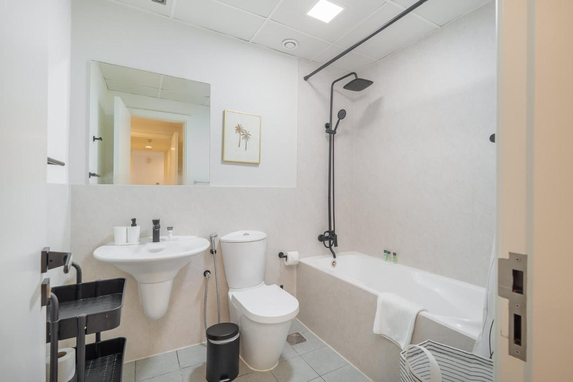 Stylish And Spacious In Vibrant Jvc, Apartment *